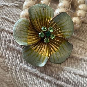 Elegant Floral Pearl Bracelet